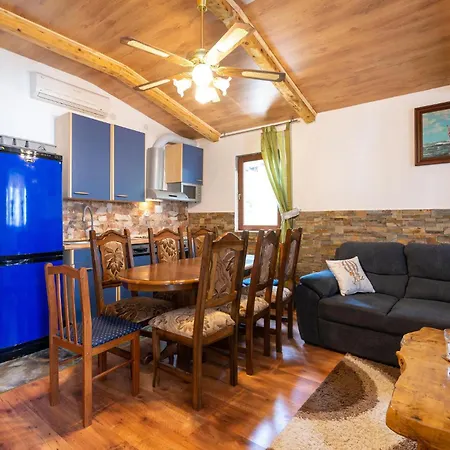 Stunning In With Lake View דירה
